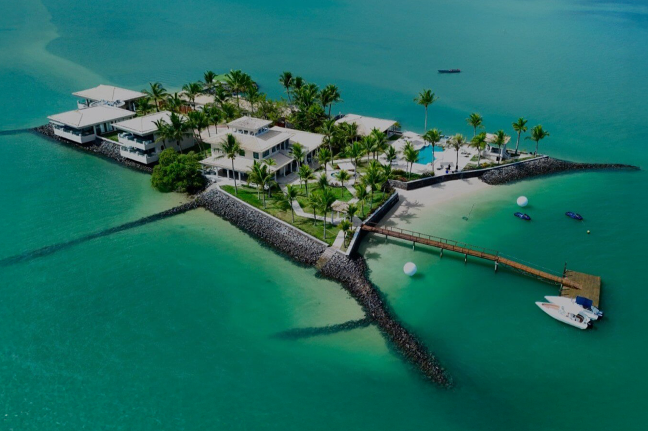 Real Estate Duo Island: Uma ilha privativa compartilhada do mundo. Com casa mobiliada, heliponto e um barco de 62 pés em seu píer exclusivo.