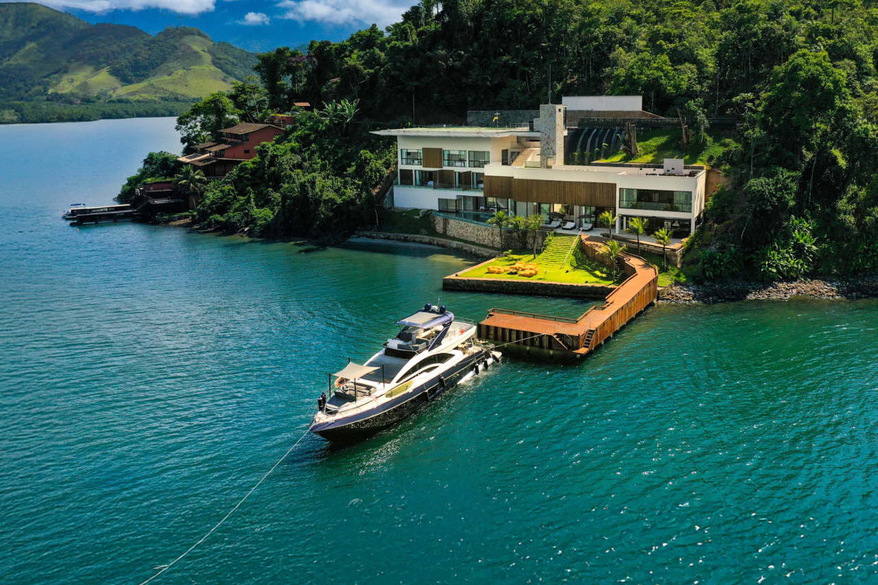 Real Estate Duo: o extraordinário apresenta dois investimentos em um lugar só. Casa totalmente mobiliada à beira-mar e um barco de 80 pés.