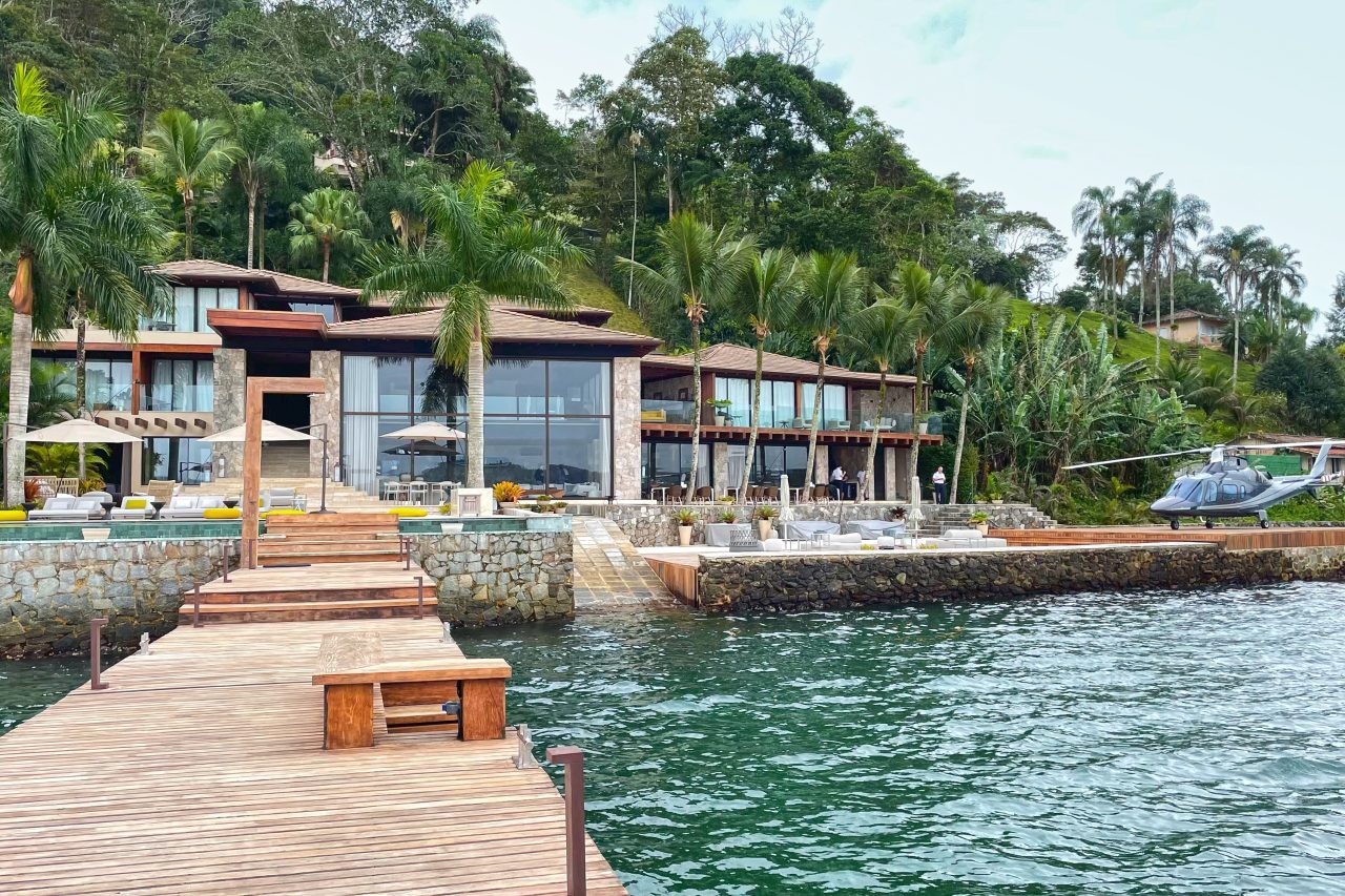 Real Estate Duo: unimos o melhor de dois mundos em um único investimento. Casa totalmente mobiliada à beira-mar e um barco de 95 pés.